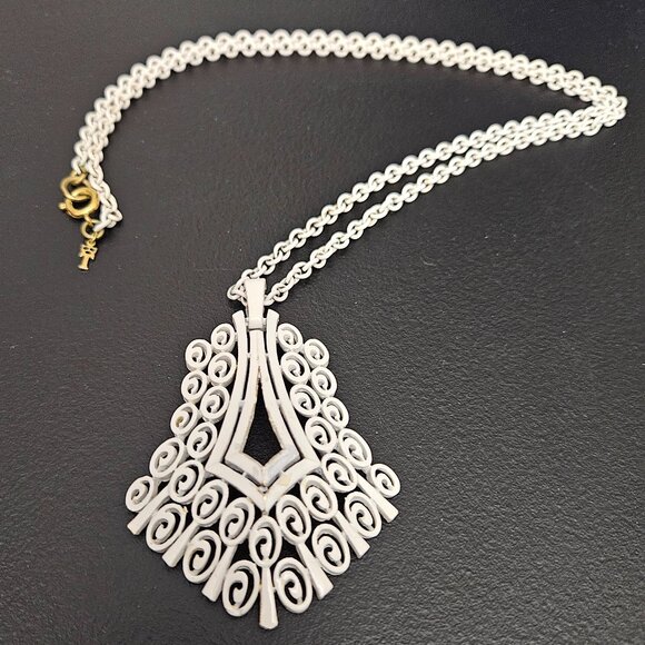 Vintage Trifari White Enamel Chain & Pendant Necklace and Earrings - Picture 4 of 14